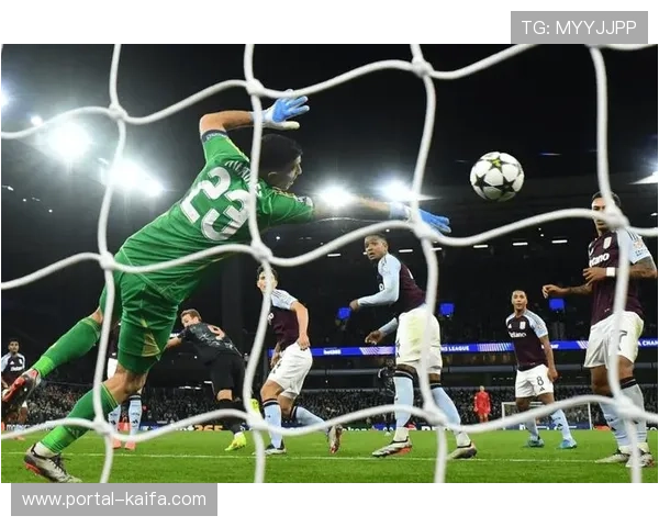 诺伊尔贸然出击至中圈,马丁内利轻松晃过推射空门 诺伊尔贸然出击至中圈,马丁内利轻松晃过推射空门