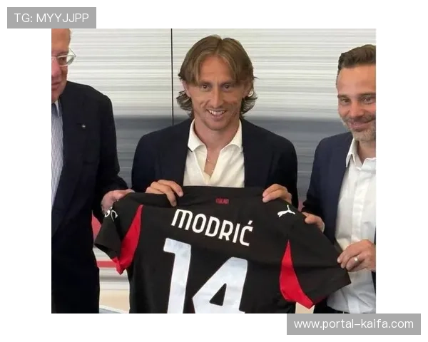 终场哨响，克罗地亚老将莫德里奇跪地掩面